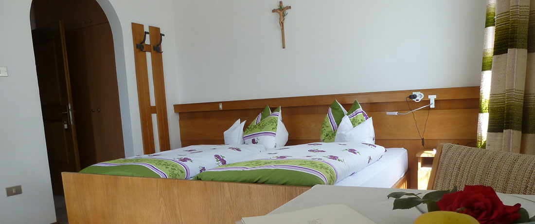Zimmer mit Doppelbett in der Garni Köfele. Bed and breakfast Südtirol Meran